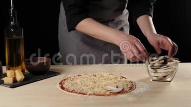 专业<strong>厨师</strong>把蘑菇切片放在上面的烤<strong>比萨</strong>饼奶酪和番茄酱在桌子上装饰<strong>比萨</strong>饼